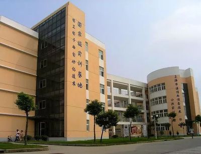 上海電子信息職業(yè)技術學院 科技與人文交織的現(xiàn)代化學園風景